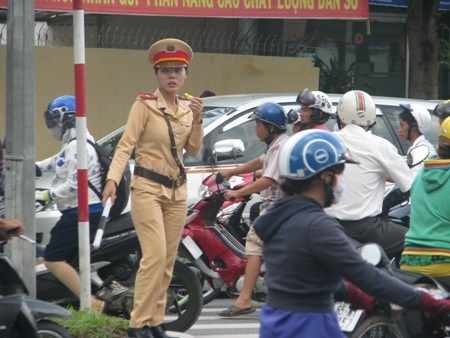 Những hình ảnh giao thông "chỉ có trong mùa tuyển sinh đại học" - 7 Một nữ CSGT thổi còi liên tục để hướng dẫn xe đi.