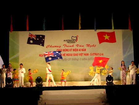 Đêm văn nghệ kỷ niệm 40 năm quan hệ ngoại giao Việt Nam- Australia - 1 Tiết mục mở màn với ca khúc