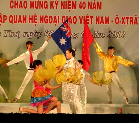 Đêm văn nghệ kỷ niệm 40 năm quan hệ ngoại giao Việt Nam- Australia - 2 Tiết mục mở màn với ca khúc