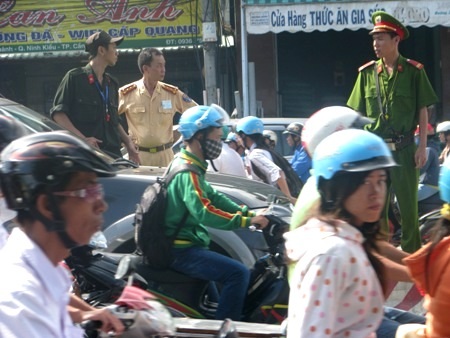 Những hình ảnh giao thông "chỉ có trong mùa tuyển sinh đại học" - 9 Còn các nam CGST thì phải căng mình ra để điều tiết giao thông.