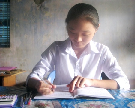 Nữ thủ khoa nghèo ước mong trở thành cô giáo - 3 Mỹ Trang đang tích cực ôn tập để bước vào kỳ thi ĐH. (Ảnh: Huỳnh Hải)