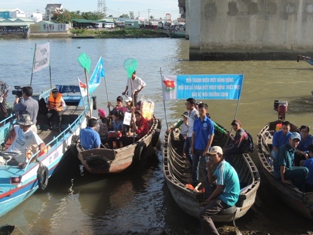 Nhiều lượt cán bộ, đoàn viên, thanh niên tổ chức xuồng, ghe ra quân hưởng ứng ngày môi trường.