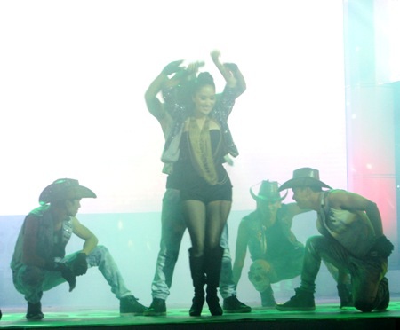 Màn trình diễn nóng bỏng của Khánh Thi. (Ảnh: Huỳnh Hải)