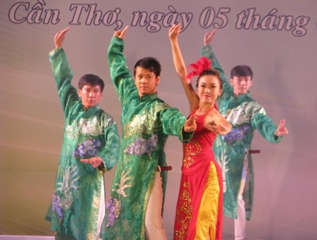 Đêm văn nghệ kỷ niệm 40 năm quan hệ ngoại giao Việt Nam- Australia - 4 Múa