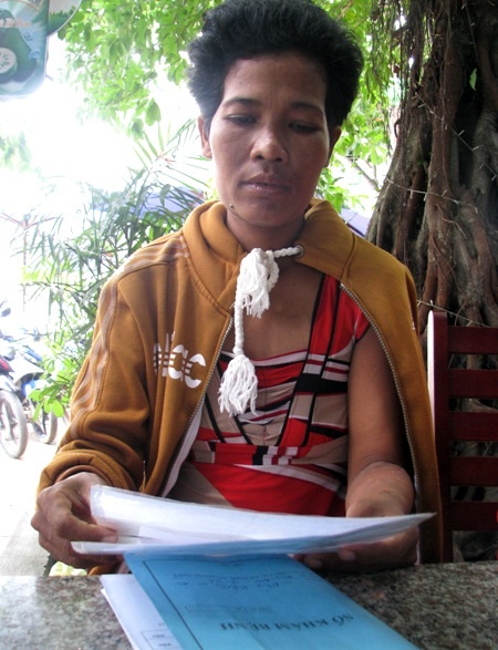 “Cái hộ khẩu này chỉ cứu được mạng vợ tôi ít ngày” - 2 Không tiền chạy thận, chị Hường khó giữ được mạng sống của mình.