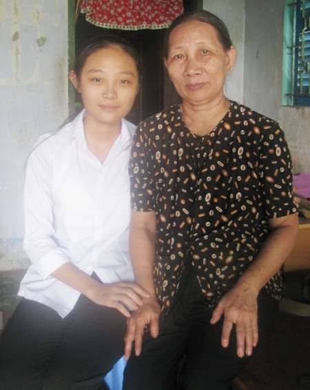 Nữ thủ khoa nghèo ước mong trở thành cô giáo - 2 Mỹ Trang và mẹ.
