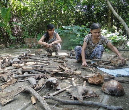 Ngoài việc học, con gái út Ái Nhân (trái) về nhà giúp đỡ cha mẹ những công việc thường ngày.