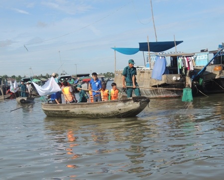 Vớt rác làm sạch môi trường trên sông.