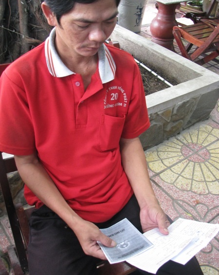 “Cái hộ khẩu này chỉ cứu được mạng vợ tôi ít ngày” - 3 Để có tiền chạy thận giữ mạng sống cho vợ, anh Lập phải cầm cả sổ hộ khẩu gia đình.