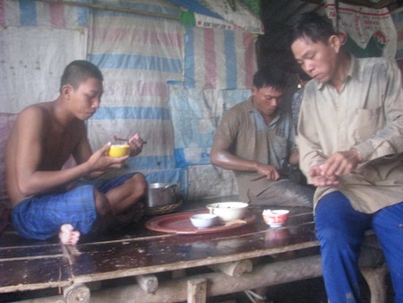 Ám ảnh nỗi khổ của một gia đình “khổng lồ” - 5 Những đứa con của bá Láng đang ăn một bửa cơm đạm bạc chỉ với củ cải muối.