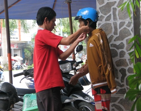 “Cái hộ khẩu này chỉ cứu được mạng vợ tôi ít ngày” - 4 Mong bạn đọc hãy cùng chung tay, chia sẻ khó khăn với hoàn cảnh khó khăn này. (Ảnh: Huỳnh Hải)