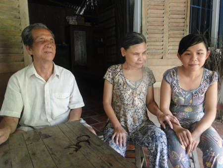 Ngoài việc học, con gái út Ái Nhân (trái) về nhà giúp đỡ cha mẹ những công việc thường ngày.