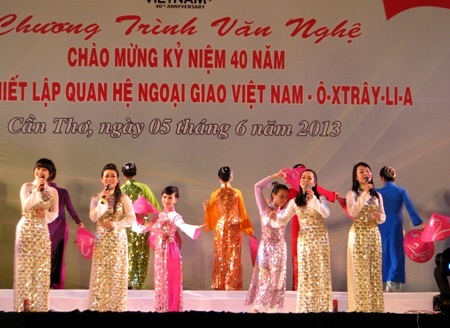 Đêm văn nghệ kỷ niệm 40 năm quan hệ ngoại giao Việt Nam- Australia - 7 Tốp ca nữ thể hiện