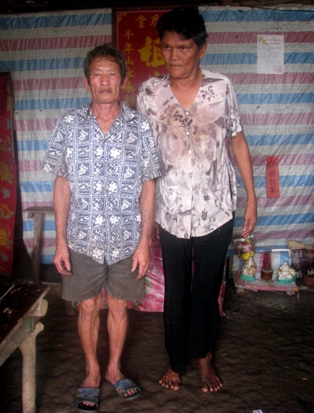 Ám ảnh nỗi khổ của một gia đình “khổng lồ” - 2 Bà Láng cao hơn chồng là ông Sụa đến 40- 50cm, mặc dù chân bà đã bị cong lại đôi chút.