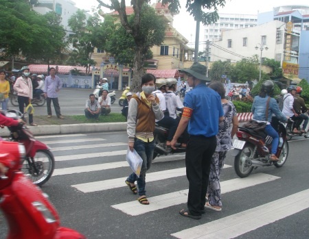 Những hình ảnh giao thông "chỉ có trong mùa tuyển sinh đại học" - 4 Ngày thi, đường phố quá đông, người dân qua đường phải đến nhờ tình nguyện viên dẫn qua.