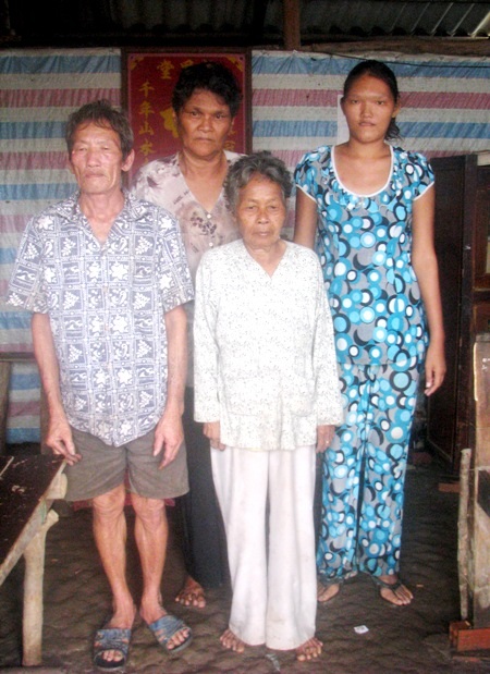 Ám ảnh nỗi khổ của một gia đình “khổng lồ” - 4 Gia đình bà Láng