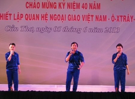 Đêm văn nghệ kỷ niệm 40 năm quan hệ ngoại giao Việt Nam- Australia - 8 Tam ca nam với bài