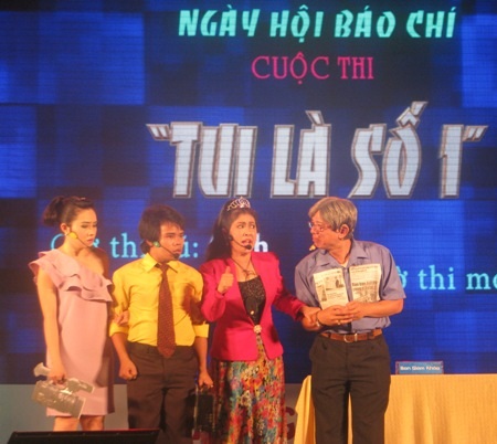 Khán giả thích thú chàng Tây Kyo York hát bài Quê hương - 10 Vở tiểu phầm hài