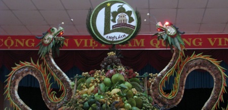 ...và hai con rồng bay lên hai bên nhìn từ chính diện.