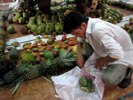 Phía dưới nền được bố trí thêm nhiều trái cây tạo không gian ngày hội.