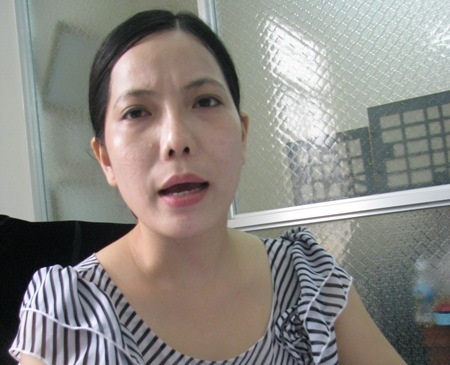 Bà Trần Hồng Ly phản đối quyết định buộc thôi việc của BQL Khu Kinh tế Trà Vinh. (Ảnh: Huỳnh Hải)