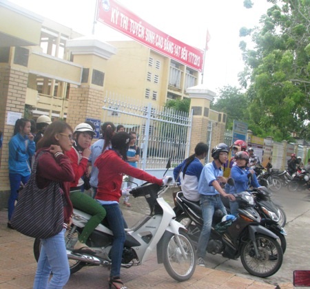 Sinh viên làm xe ôm miễn phí phục vụ sĩ tử - 3 Đội xe ôm miễn phí góp phần làm cho mùa thi ở Bạc Liêu sôi nổi và nghĩa tình hơn.