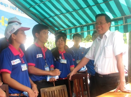 Bí thư Trung ương Đoàn động viên các tình nguyện viên tiếp sức sĩ tử - 1 Anh Phan Văn Mãi trò chuyện thân tình với các tình nguyện viên.