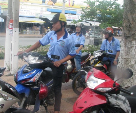 Sinh viên làm xe ôm miễn phí phục vụ sĩ tử - 1 Các bác tài sinh viên tình nguyện chờ sẵn trước điểm thi.