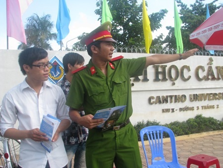 Sĩ tử "đội nắng" ồ ạt đổ về Tây Đô ứng thí - 4 Một chiến sĩ công an bảo vệ chốt tư vấn cũng nhiệt tình hướng dẫn thí sinh.