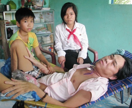 Bố nằm liệt giường, hai con phải nghỉ học phụ mẹ mưu sinh - 4 Hai chị em Ngân và Dương bên cạnh cha.