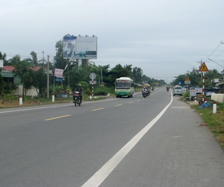 Tấm biển khá lớn dựng cạnh QL1A ngay đầu địa phận tỉnh Bạc Liêu giáp với tỉnh Sóc Trăng.