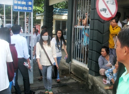 Đề Toán khối B, D vừa sức, đề Địa lý hỏi về biển đảo - 10 Sau 2/3 thời gian, rất đông thí sinh ra sớm.