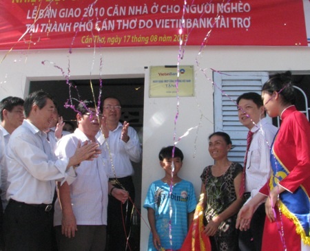 Bàn giao đại diện một căn nhà ở quận Cái Răng. (Ảnh: Huỳnh Hải)