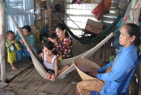 Nỗi khó khăn đến trường của học sinh tuyến dân cư "3 không" - 2 Nhiều phụ huynh đậu xuồng ngồi chờ con trước điểm Trường Mẫu giáo Vĩnh Tường.