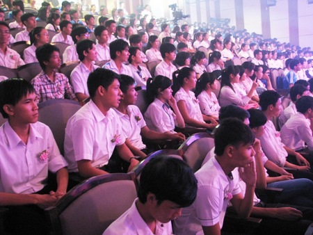 Xúc động lá thư tân sinh viên cận 7 độ gửi cha - 1 Những tân sinh viên nghèo ĐBSCL tham dự buổi trao học bổng.
