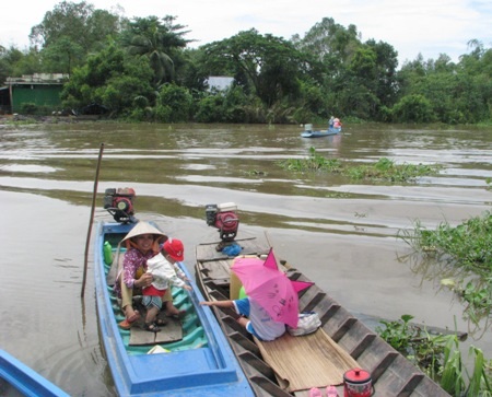 Nỗi khó khăn đến trường của học sinh tuyến dân cư "3 không" - 7 Bơi qua sông...