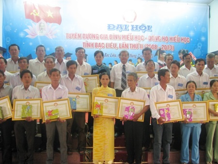 Tuyên dương 123 gia đình, dòng họ hiếu học tiêu biểu năm 2013 - 5 Những GĐHH tiêu biểu được tuyên dương. (Ảnh: Huỳnh Hải)