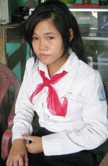 Bố nằm liệt giường, hai con phải nghỉ học phụ mẹ mưu sinh - 3 Em Khánh Ngân đã rơi nước mắt khi nói về việc nghỉ học kiếm tiền lo cho cha.