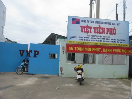 Trừ lương công nhân vì... đi toilet quá 4 lần một ngày?! - 2 Công nhân bức xúc vì cho rằng bảng lương có những khoản trừ vô lý.