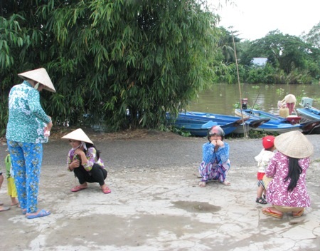Nỗi khó khăn đến trường của học sinh tuyến dân cư "3 không" - 1 Nhiều phụ huynh đậu xuồng ngồi chờ con trước điểm Trường Mẫu giáo Vĩnh Tường.
