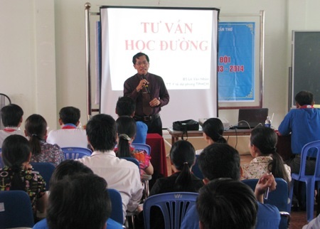 Khai mạc lớp tập huấn giáo viên- tổng phụ trách đội trường học - 2 Các học viên nghe giảng về tư vấn học đường. (Ảnh: Huỳnh Hải)