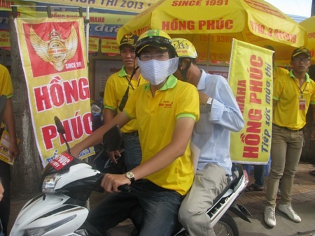 Sĩ tử "đội nắng" ồ ạt đổ về Tây Đô ứng thí - 5 Xe miễn phí tất bật đưa đón sĩ tử và phụ huynh.