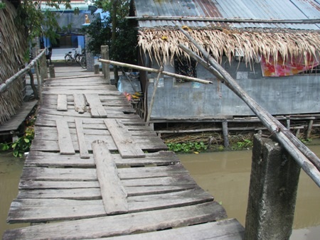 Chuẩn bị khởi công xây cầu Dân trí tại tỉnh Hậu Giang - 2 Cây cầu già cỗi này sẽ được thay thế bằng một cây cầu mới vững chắc hơn. (Ảnh: Huỳnh Hải)