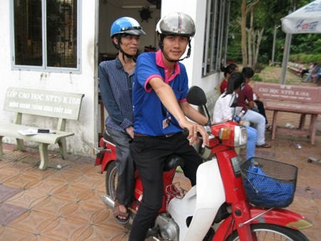 Tình nguyện viên hỗ trợ hết mình trong việc đưa rước Trọng trong mấy ngày thi.