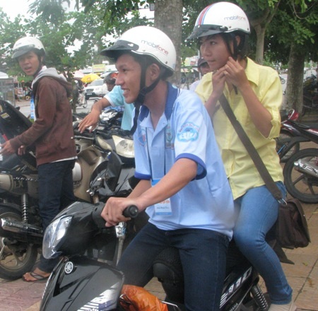 Sinh viên làm xe ôm miễn phí phục vụ sĩ tử - 2 Tình nguyện chở sĩ tử không ngại mưa nắng.