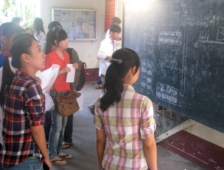 Thí sinh tìm sơ đồ phòng thi.