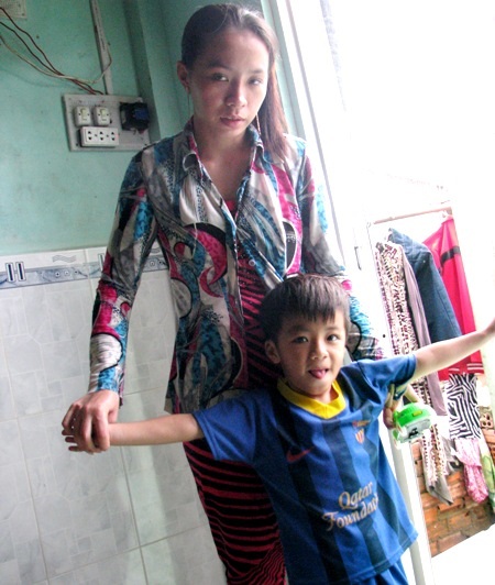 Nỗi đau người vợ mới ngoài đôi mươi đã thành góa phụ - 2 Chị Lùn và con trai chưa biết sống ra sao khi không còn trụ cột gia đình. (Ảnh: Huỳnh Hải)