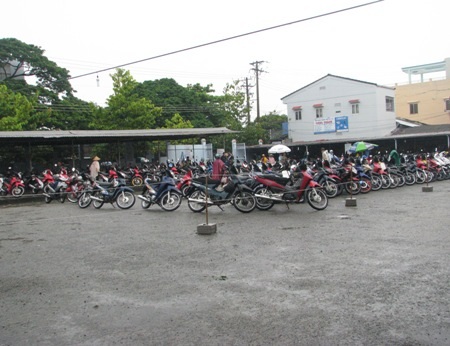 Bị “truy” phí bệnh viện, Giám đốc Sở Y tế xin khất trả lời - 3 Bãi giữ xe BVĐK tỉnh Bạc Liêu trở nên được quan tâm tại kỳ họp HĐND. (Ảnh: Huỳnh Hải)