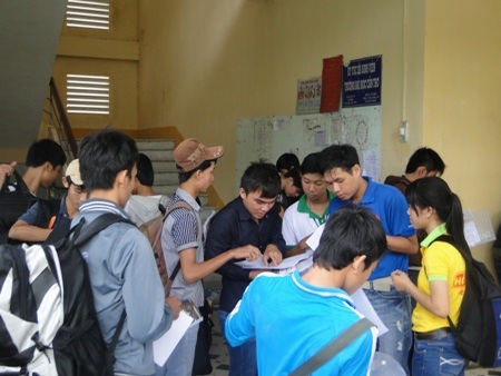 Tình nguyện viên sắp xếp bố trí chỗ ở cho sĩ tử.