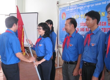 Khai mạc lớp tập huấn giáo viên- tổng phụ trách đội trường học - 1 Lãnh đạo Thành Đoàn Cần Thơ trao cờ cho các liên đội tham gia lớp tập huấn.